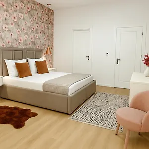 Otel Capital, Tiran